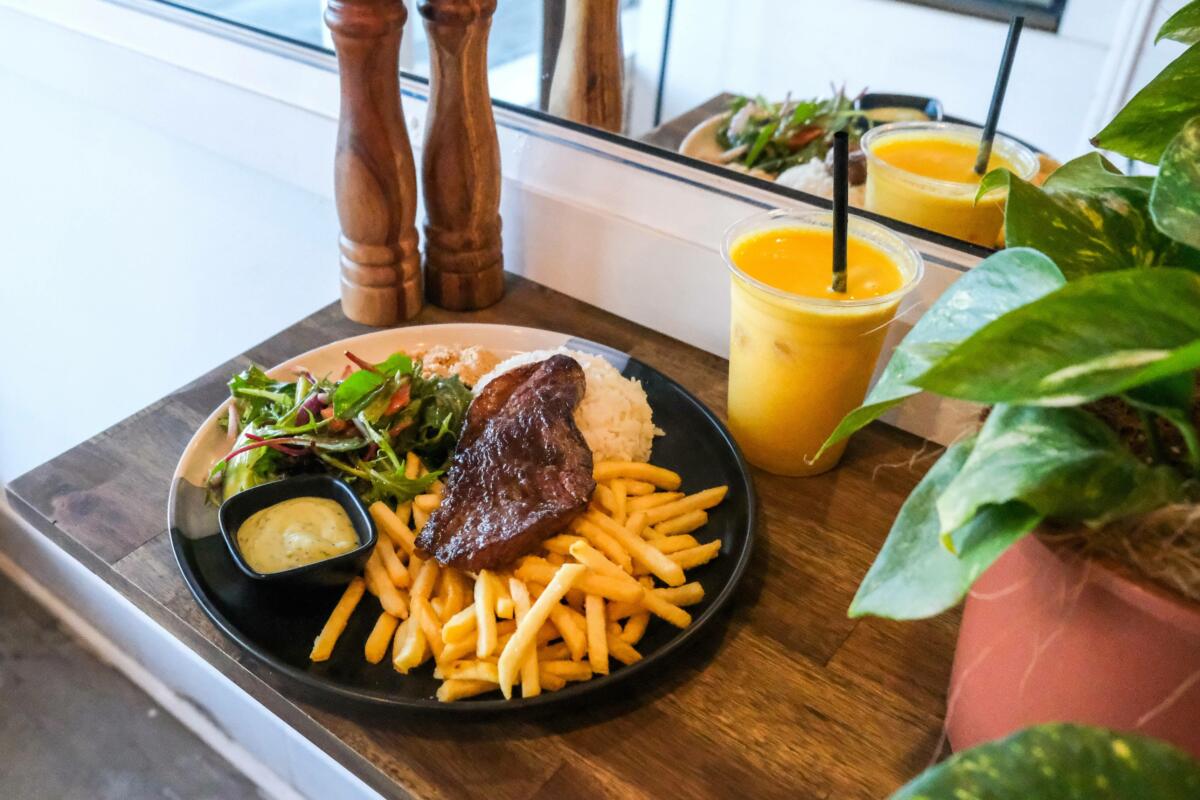 Steak & Frites Plate, D'Alley Eatery (Image: © 2021 Inside Gold Coast)