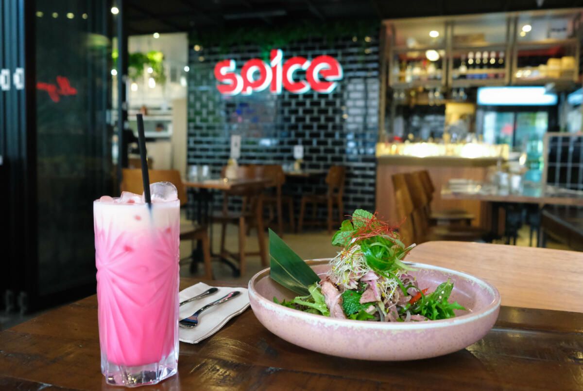 Pink Thai Tea and Crying Tiger Beef Salad at Spice Kitchen & Bar (Image: © 2021 Inside Gold Coast)