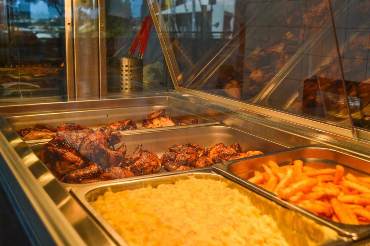Hot Bain Marie Counter, with Chicken, Mac & Cheese, Chips and Roast Vegetables, Duke's Chicken (Image: © 2022 Inside Gold Coast)