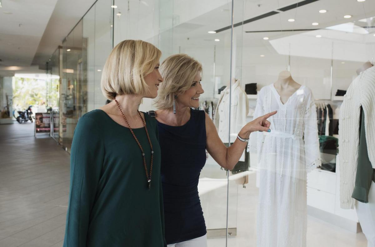 Moana Robinson shopping with a client (image supplied)