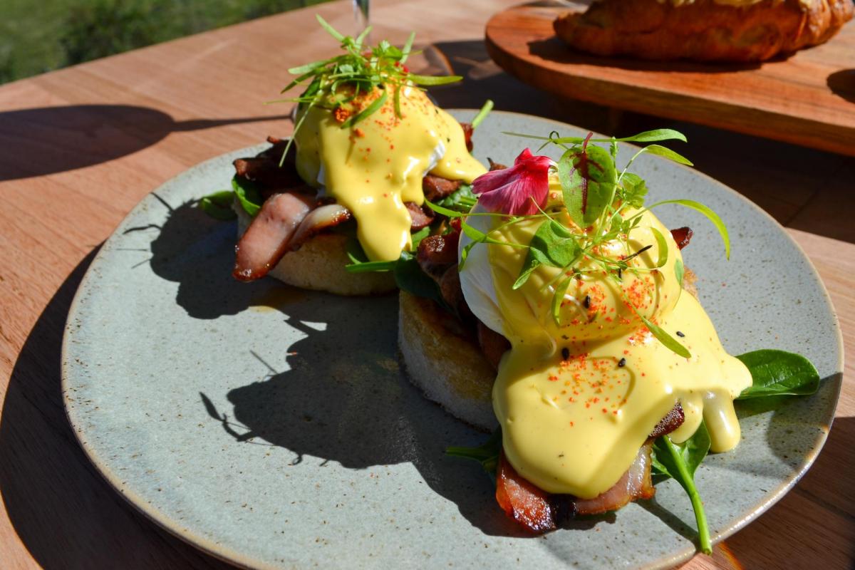 Bacon Benny at Apex Dining (Image: © 2022 Inside Gold Coast)