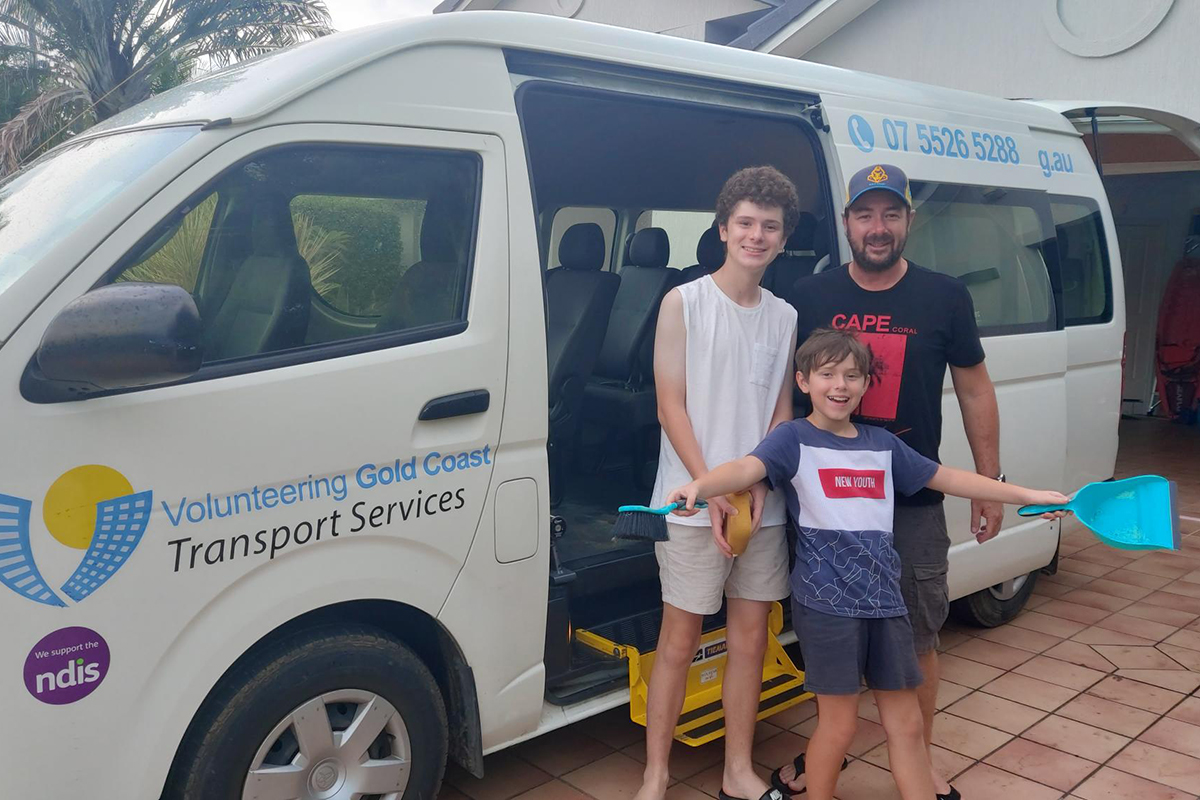 Brad Cooper and his children volunteering during the Lismore Floods (image supplied)