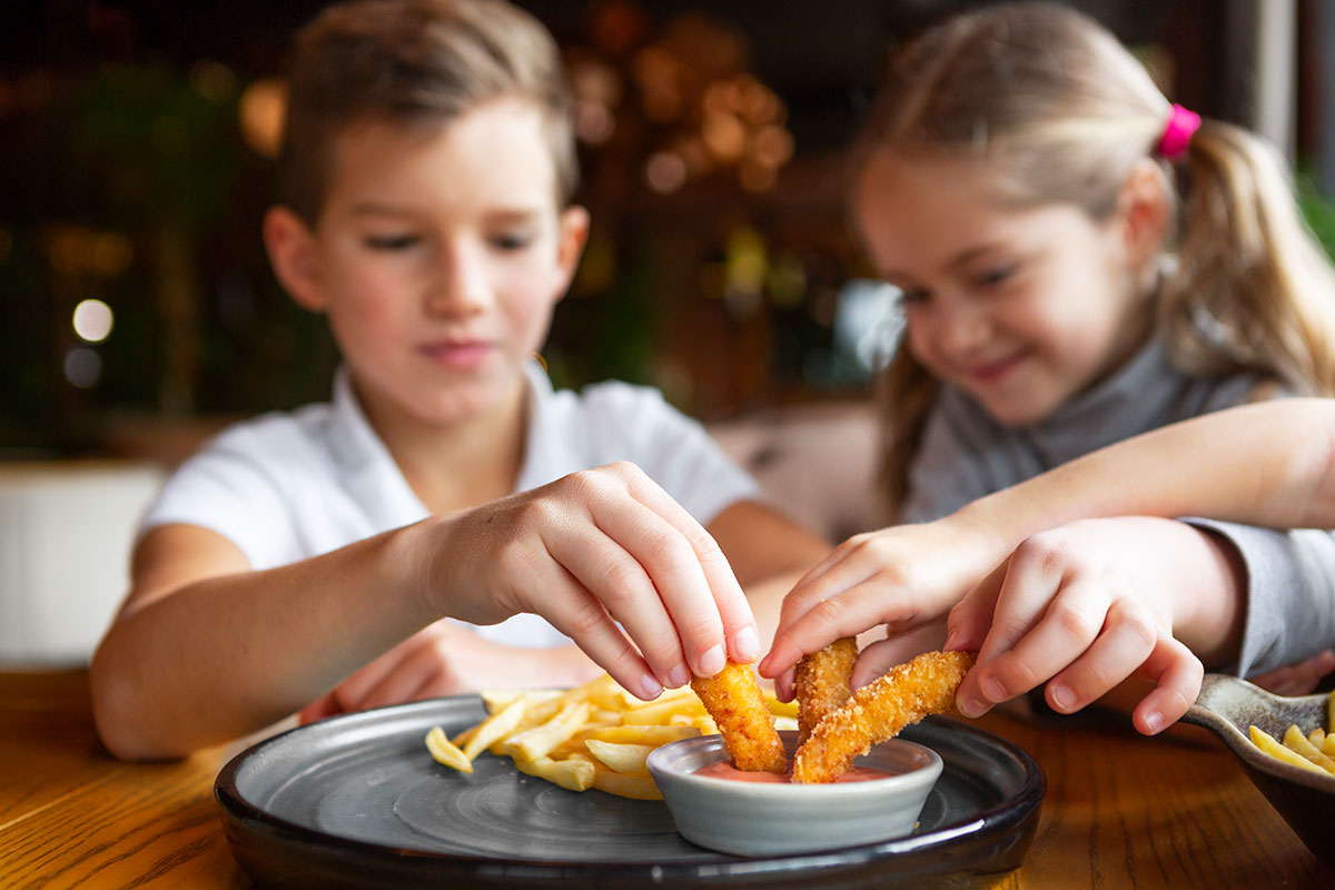 Kids eating (image by freepik)